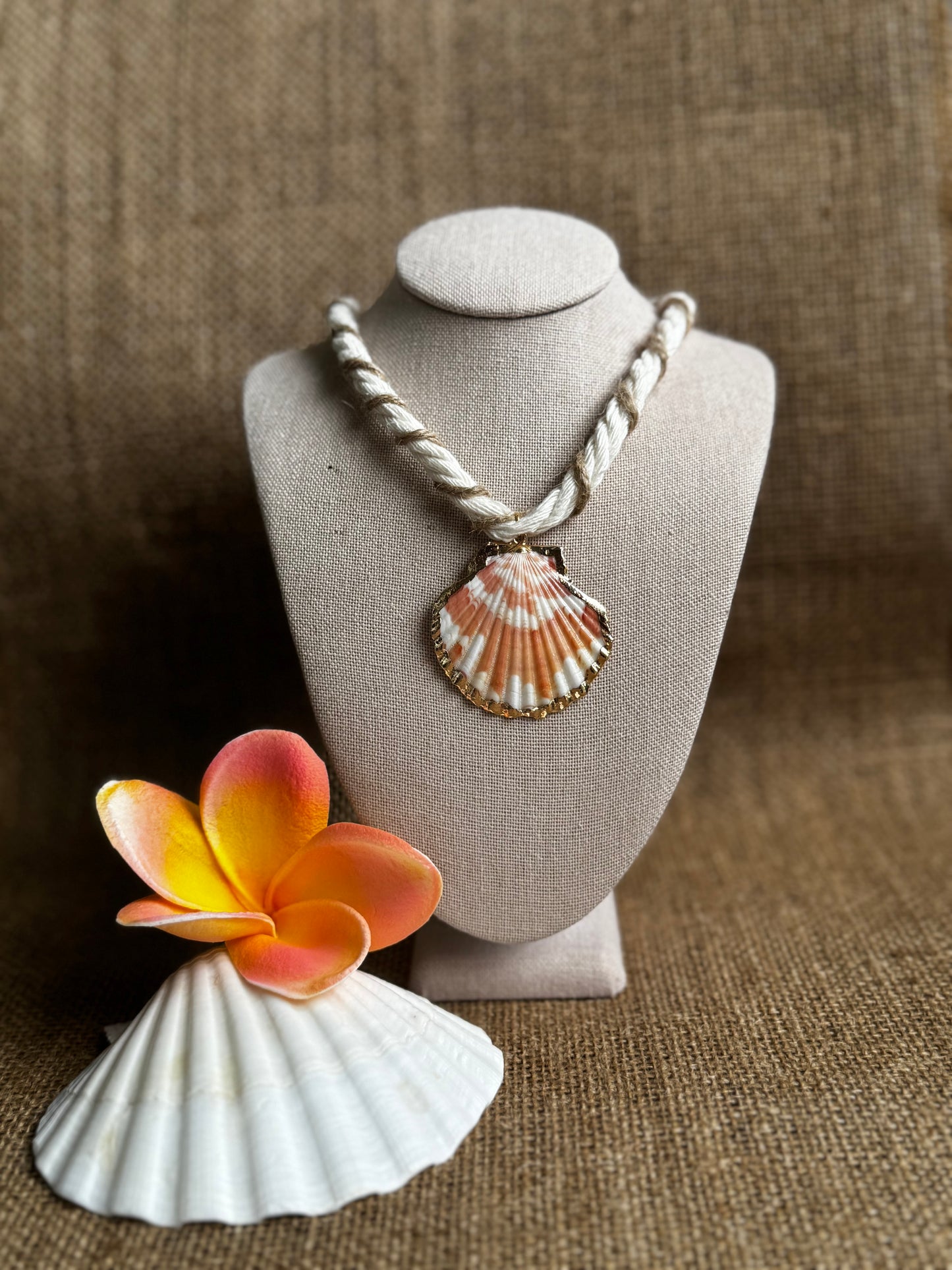 Rope gold shell necklace
